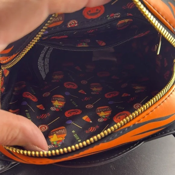 Loungefly Disney Winnie The Pooh Tigger Halloween Cosplay Crossbody Bag - Picture 5 of 7